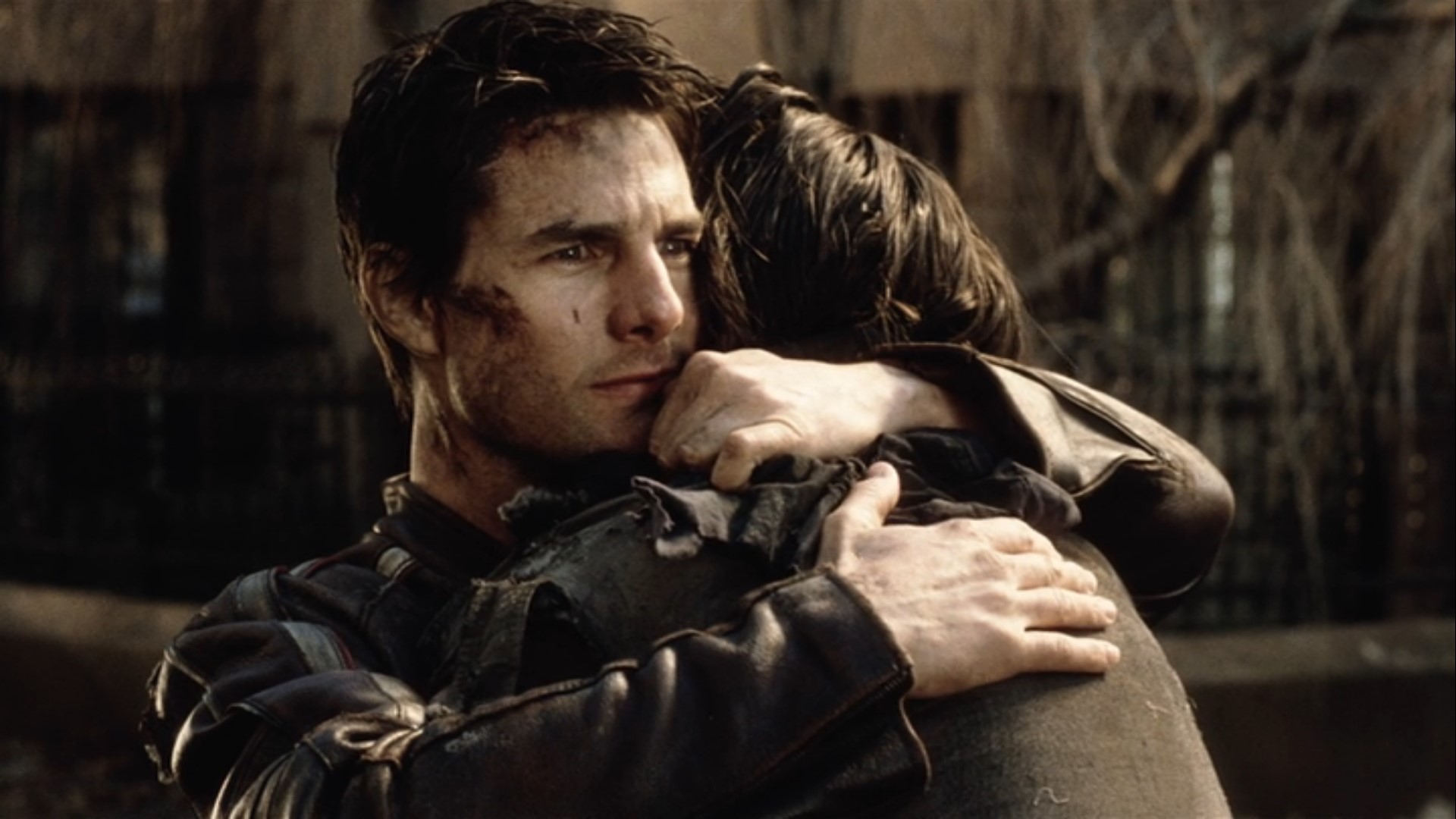 【感想】「宇宙戦争（2005）」の魅力６個。圧倒的な侵略者を前に、何ができるのか？： ロビーを力強く抱きしめるレイ（トム・クルーズ）