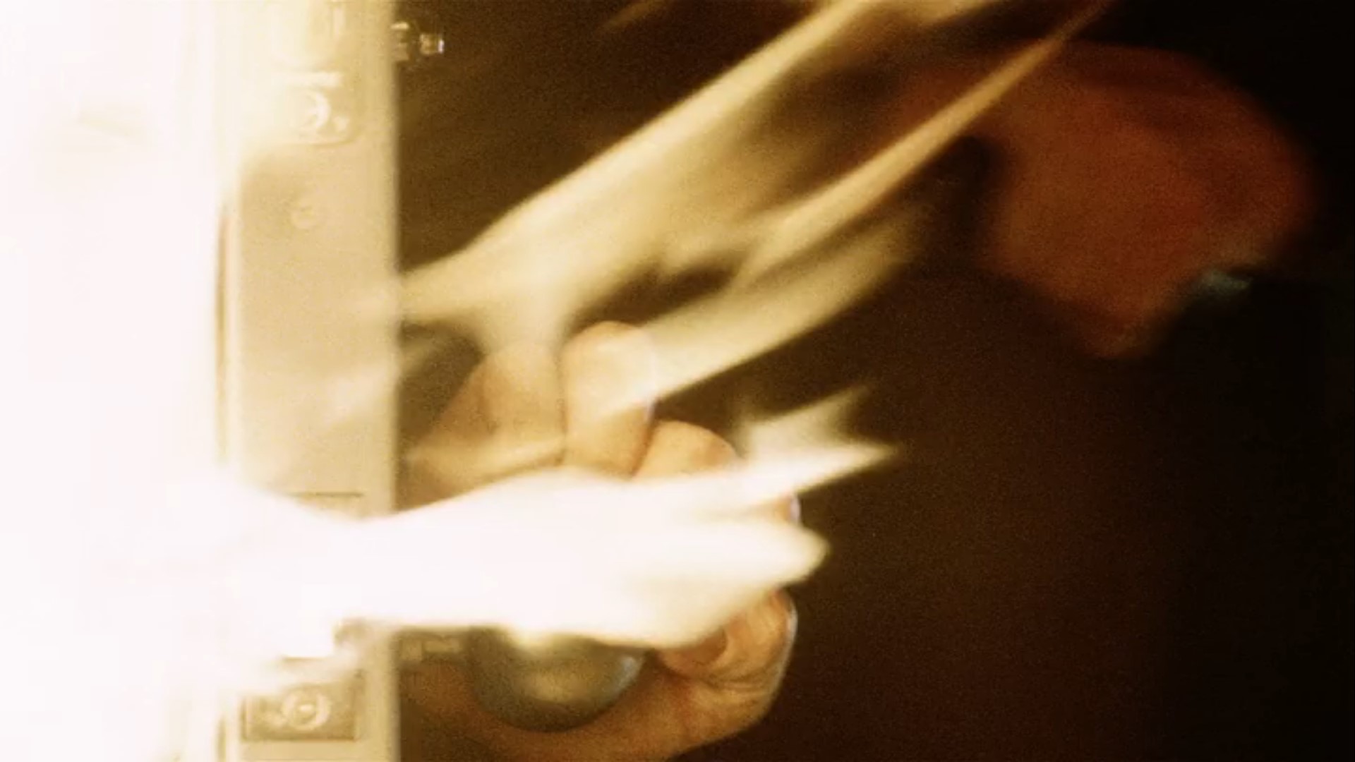 【感想】「宇宙戦争（2005）」の魅力６個。圧倒的な侵略者を前に、何ができるのか？： 機械室へ逃げ込み、ゆっくりドアを閉める