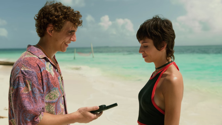 大陸へ行くトーキョーに衛星電話を渡すリオ