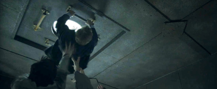 難なく天窓から脱出するエドガー